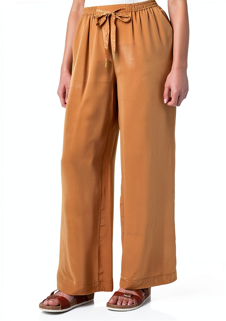 Noa Noa Damen Shorts in Brown Sugar auf einer sommerlichen Terrasse